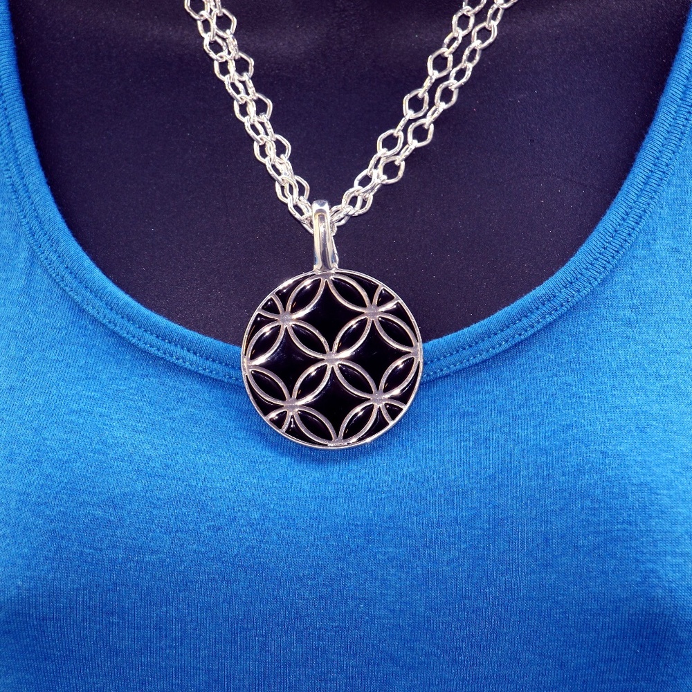 "Full Circle" Premier Designs necklace